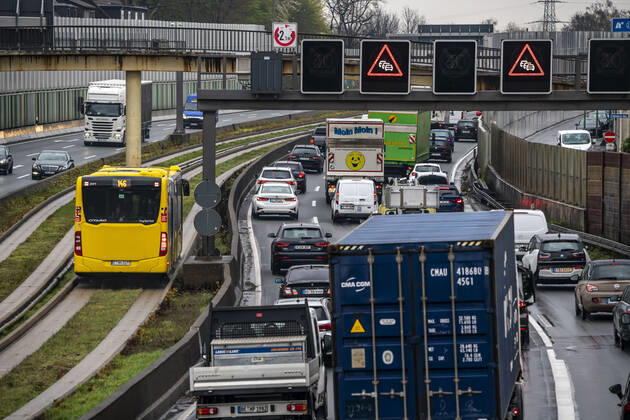 Verkehrsstau auf der Autobahn A40, Ruhrschnellweg, in Essen, Verkehrsstörung in Richtung Bochum, nach Unfall, freie Busspur in der Mitte der Autobahn für einen Stadtbus, NRW, Deutschland, Verkehrsstau
