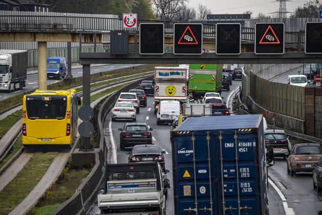 Verkehrsstau auf der Autobahn A40, Ruhrschnellweg, in Essen, Verkehrsstörung in Richtung Bochum, nach Unfall, freie Busspur in der Mitte der Autobahn für einen Stadtbus, NRW, Deutschland, Verkehrsstau