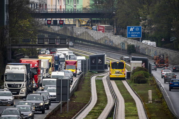Verkehrsstau auf der Autobahn A40, Ruhrschnellweg, in Essen, Verkehrsstörung in Richtung Bochum, nach Unfall, freie Busspur in der Mitte der Autobahn für einen Stadtbus, NRW, Deutschland, Verkehrsstau