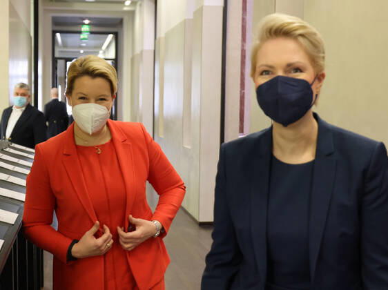 Bundesrat 08.04.2022, Germany, Berlin ,Bundesrat, Ministerpraesidentinnen, Manuela Schwesig und Franziska Giffey Berlin Berlin Germany