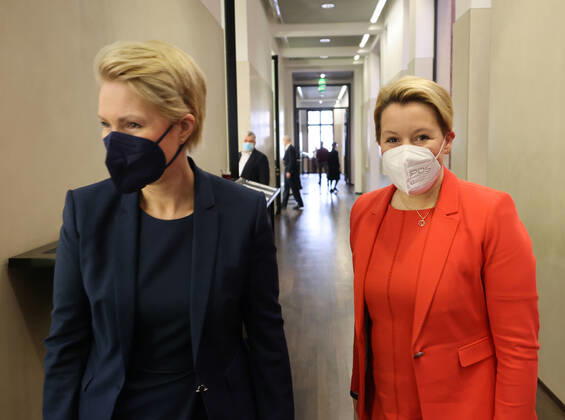 Bundesrat 08.04.2022, Germany, Berlin ,Bundesrat, Ministerpraesidentinnen, Manuela Schwesig und Franziska Giffey Berlin Berlin Germany
