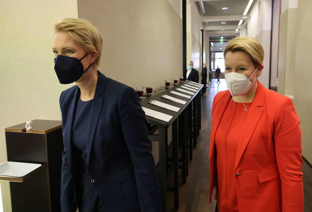 Bundesrat 08.04.2022, Germany, Berlin ,Bundesrat, Ministerpraesidentinnen, Manuela Schwesig und Franziska Giffey Berlin Berlin Germany