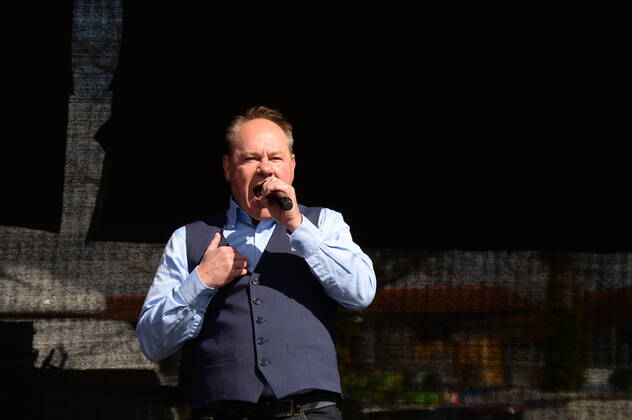 Vollker Racho, bürgerlich Rodney Greie, stellt seinen neuen Busfahrer-Song: Ich fahr ˜nen Linienbus auf dem VHH-Betriebshof in Schenefeld vor. Vollker Racho, 50, stand 16 Jahre lang mit Hits wie mit Partyhits wie Das rote Pferd oder Eine Insel mit zwei Bergen in Clubs, Diskotheken und Bars in ,Deutschland und auf Mallorca, auf der Bühne. Aufgrund der Corona-Pandemie und den damit verbundenen Einschränkungen im Eventbereich hatte sich der zweifache Familienvater Rodney Greie vor gut zwei Jahren umorientiert. Er sagte der Partybühne zumindest vorübergehend Lebewohl und machte eine Ausbildung zum Busfahrer. Seither ist Ro..dney Greie bei der VHH im Fahrdienst tätig. Hamburg, der 08.04.2022 Von der Partybühne ans Le