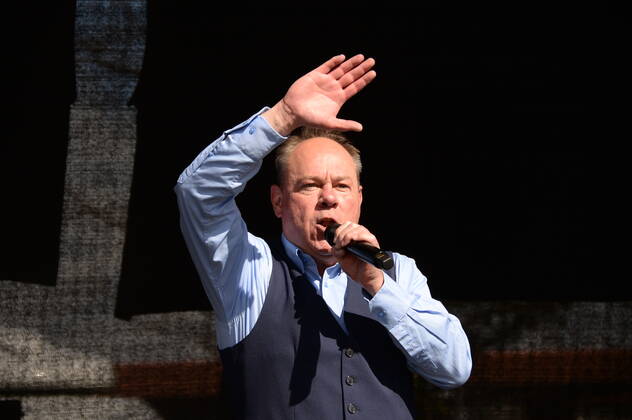 Vollker Racho, bürgerlich Rodney Greie, stellt seinen neuen Busfahrer-Song: Ich fahr ˜nen Linienbus auf dem VHH-Betriebshof in Schenefeld vor. Vollker Racho, 50, stand 16 Jahre lang mit Hits wie mit Partyhits wie Das rote Pferd oder Eine Insel mit zwei Bergen in Clubs, Diskotheken und Bars in ,Deutschland und auf Mallorca, auf der Bühne. Aufgrund der Corona-Pandemie und den damit verbundenen Einschränkungen im Eventbereich hatte sich der zweifache Familienvater Rodney Greie vor gut zwei Jahren umorientiert. Er sagte der Partybühne zumindest vorübergehend Lebewohl und machte eine Ausbildung zum Busfahrer. Seither ist Ro..dney Greie bei der VHH im Fahrdienst tätig. Hamburg, der 08.04.2022 Von der Partybühne ans Le