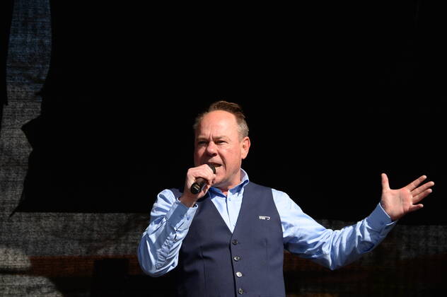 Vollker Racho, bürgerlich Rodney Greie, stellt seinen neuen Busfahrer-Song: Ich fahr ˜nen Linienbus auf dem VHH-Betriebshof in Schenefeld vor. Vollker Racho, 50, stand 16 Jahre lang mit Hits wie mit Partyhits wie Das rote Pferd oder Eine Insel mit zwei Bergen in Clubs, Diskotheken und Bars in ,Deutschland und auf Mallorca, auf der Bühne. Aufgrund der Corona-Pandemie und den damit verbundenen Einschränkungen im Eventbereich hatte sich der zweifache Familienvater Rodney Greie vor gut zwei Jahren umorientiert. Er sagte der Partybühne zumindest vorübergehend Lebewohl und machte eine Ausbildung zum Busfahrer. Seither ist Ro..dney Greie bei der VHH im Fahrdienst tätig. Hamburg, der 08.04.2022 Von der Partybühne ans Le