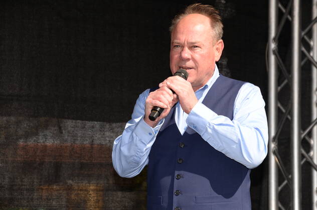 Vollker Racho, bürgerlich Rodney Greie, stellt seinen neuen Busfahrer-Song: Ich fahr ˜nen Linienbus auf dem VHH-Betriebshof in Schenefeld vor. Vollker Racho, 50, stand 16 Jahre lang mit Hits wie mit Partyhits wie Das rote Pferd oder Eine Insel mit zwei Bergen in Clubs, Diskotheken und Bars in ,Deutschland und auf Mallorca, auf der Bühne. Aufgrund der Corona-Pandemie und den damit verbundenen Einschränkungen im Eventbereich hatte sich der zweifache Familienvater Rodney Greie vor gut zwei Jahren umorientiert. Er sagte der Partybühne zumindest vorübergehend Lebewohl und machte eine Ausbildung zum Busfahrer. Seither ist Ro..dney Greie bei der VHH im Fahrdienst tätig. Hamburg, der 08.04.2022 Von der Partybühne ans Le