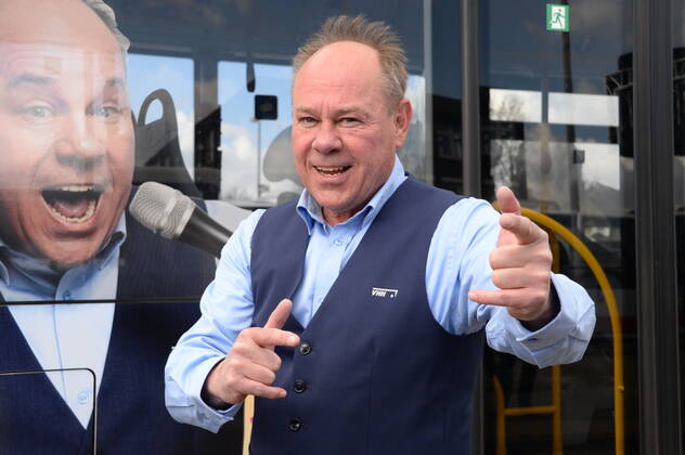 Vollker Racho, bürgerlich Rodney Greie, stellt seinen neuen Busfahrer-Song: Ich fahr ˜nen Linienbus auf dem VHH-Betriebshof in Schenefeld vor. Vollker Racho, 50, stand 16 Jahre lang mit Hits wie mit Partyhits wie Das rote Pferd oder Eine Insel mit zwei Bergen in Clubs, Diskotheken und Bars in ,Deutschland und auf Mallorca, auf der Bühne. Aufgrund der Corona-Pandemie und den damit verbundenen Einschränkungen im Eventbereich hatte sich der zweifache Familienvater Rodney Greie vor gut zwei Jahren umorientiert. Er sagte der Partybühne zumindest vorübergehend Lebewohl und machte eine Ausbildung zum Busfahrer. Seither ist Ro..dney Greie bei der VHH im Fahrdienst tätig. Hamburg, der 08.04.2022 Von der Partybühne ans Le