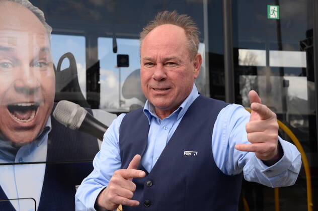 Vollker Racho, bürgerlich Rodney Greie, stellt seinen neuen Busfahrer-Song: Ich fahr ˜nen Linienbus auf dem VHH-Betriebshof in Schenefeld vor. Vollker Racho, 50, stand 16 Jahre lang mit Hits wie mit Partyhits wie Das rote Pferd oder Eine Insel mit zwei Bergen in Clubs, Diskotheken und Bars in ,Deutschland und auf Mallorca, auf der Bühne. Aufgrund der Corona-Pandemie und den damit verbundenen Einschränkungen im Eventbereich hatte sich der zweifache Familienvater Rodney Greie vor gut zwei Jahren umorientiert. Er sagte der Partybühne zumindest vorübergehend Lebewohl und machte eine Ausbildung zum Busfahrer. Seither ist Ro..dney Greie bei der VHH im Fahrdienst tätig. Hamburg, der 08.04.2022 Von der Partybühne ans Le