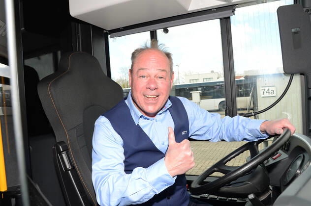 Vollker Racho, bürgerlich Rodney Greie, stellt seinen neuen Busfahrer-Song: Ich fahr ˜nen Linienbus auf dem VHH-Betriebshof in Schenefeld vor. Vollker Racho, 50, stand 16 Jahre lang mit Hits wie mit Partyhits wie Das rote Pferd oder Eine Insel mit zwei Bergen in Clubs, Diskotheken und Bars in ,Deutschland und auf Mallorca, auf der Bühne. Aufgrund der Corona-Pandemie und den damit verbundenen Einschränkungen im Eventbereich hatte sich der zweifache Familienvater Rodney Greie vor gut zwei Jahren umorientiert. Er sagte der Partybühne zumindest vorübergehend Lebewohl und machte eine Ausbildung zum Busfahrer. Seither ist Ro..dney Greie bei der VHH im Fahrdienst tätig. Hamburg, der 08.04.2022 Von der Partybühne ans Le