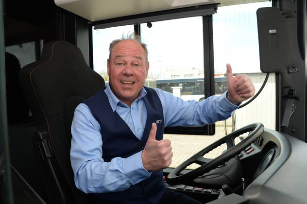Vollker Racho, bürgerlich Rodney Greie, stellt seinen neuen Busfahrer-Song: Ich fahr ˜nen Linienbus auf dem VHH-Betriebshof in Schenefeld vor. Vollker Racho, 50, stand 16 Jahre lang mit Hits wie mit Partyhits wie Das rote Pferd oder Eine Insel mit zwei Bergen in Clubs, Diskotheken und Bars in ,Deutschland und auf Mallorca, auf der Bühne. Aufgrund der Corona-Pandemie und den damit verbundenen Einschränkungen im Eventbereich hatte sich der zweifache Familienvater Rodney Greie vor gut zwei Jahren umorientiert. Er sagte der Partybühne zumindest vorübergehend Lebewohl und machte eine Ausbildung zum Busfahrer. Seither ist Ro..dney Greie bei der VHH im Fahrdienst tätig. Hamburg, der 08.04.2022 Von der Partybühne ans Le