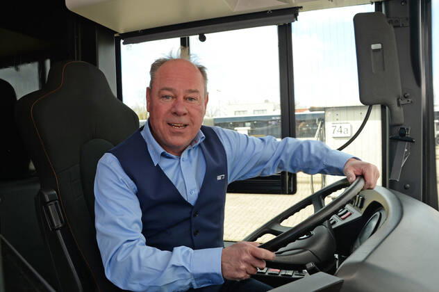 Vollker Racho, bürgerlich Rodney Greie, stellt seinen neuen Busfahrer-Song: Ich fahr ˜nen Linienbus auf dem VHH-Betriebshof in Schenefeld vor. Vollker Racho, 50, stand 16 Jahre lang mit Hits wie mit Partyhits wie Das rote Pferd oder Eine Insel mit zwei Bergen in Clubs, Diskotheken und Bars in ,Deutschland und auf Mallorca, auf der Bühne. Aufgrund der Corona-Pandemie und den damit verbundenen Einschränkungen im Eventbereich hatte sich der zweifache Familienvater Rodney Greie vor gut zwei Jahren umorientiert. Er sagte der Partybühne zumindest vorübergehend Lebewohl und machte eine Ausbildung zum Busfahrer. Seither ist Ro..dney Greie bei der VHH im Fahrdienst tätig. Hamburg, der 08.04.2022 Von der Partybühne ans Le