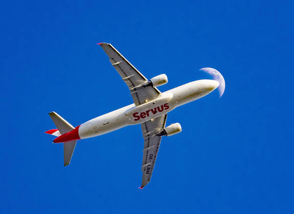 Bilder des Jahres 2022, Entertainment 04 April Entertainment Themen der Woche KW14 Flugzeug vor Mond Ein Flugzeug Airbus A320-214 der österreichischen Fluggesellschaft Austrian Airlines beim Landeanflug auf den Frankfurter Flughafen vor dem Mond Offenbach am Main Hessen Deutschland
