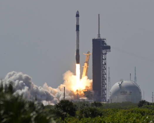 Bilder des Jahres 2022, News 04 April News Themen der Woche KW14 News Bilder des Tages A SpaceX Falcon 9 rocket launches the first commercial crew of four for Axiom Space to the International Space Station from Complex 39A at the Kennedy Space Center, Florida on Friday, April 8, 2022.  KSP202204080058 JOExMARINO