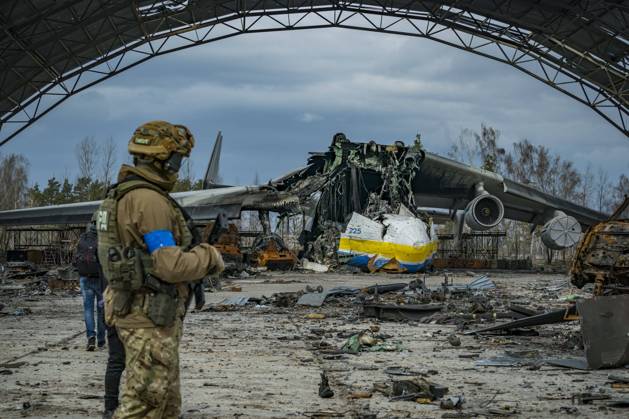 Ukraine-Krieg, Jahrestag der Invasion, Chronologie der Ereignisse, Archivbilder News Bilder des Tages April 8, 2022, Gostomel, Kiev, Ukraine: An ukrainian soldier looks the destroyed cargo plane Antonov An-225 Mriya in the Gostomel airport near Kiev. The biggest cargo plane in the world was shelled by russian forces during its occupation of the airport. Gostomel Ukraine - ZUMAa131 20220408_zap_a131_011 Copyright: xCelestinoxArcexLavinx