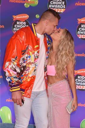 SANTA MONICA, CA - APRIL 9: Rob Gronkowski and Camille Kostek at the 2022 Nickelodeon Kids Choice Awards at the Barker Hangar in Santa Monica, California on April 9, 2022. Copyright: xJeffreyxMayer JTMPhotosx