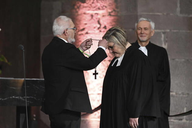 Bilder des Jahres 2022, News 04 April News Themen der Woche KW14 News Bilder des Tages Die erste Bischoefin der Evangelischen Landeskirche in Baden, Heike Springhart (Foto), ist am Sonntag (10.04.2022) mit einem Festgottesdienst offiziell in ihr Amt eingefuehrt worden. In dem Gottesdienst wurde auch ihr Vorgaenger, Jochen Cornelius-Bundschuh (Foto re.) in den Ruhestand verabschiedet. Die feierliche Uebergabe des Amtskreuzes durch Synodalpraesident Axel Wermke (Foto li.) fand im Beisein von mehr als 500 Gaesten in der Stadtkirche Karlsruhe statt und wurde auch im SWR-Fernsehen live uebertragen. (Siehe epd-Meldung vom 10.04.2022) Erste badische Bischoefin mit Festgottesdienst ins Amt eingefuehrt