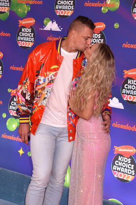 SANTA MONICA, CA - APRIL 9: Rob Gronkowski and Camille Kostek at the 2022 Nickelodeon Kids Choice Awards at the Barker Hangar in Santa Monica, California on April 9, 2022. Copyright: xJeffreyxMayer JTMPhotosx