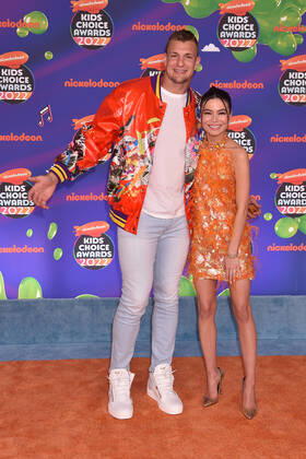 SANTA MONICA, CA - APRIL 9: Rob Gronkowski and Miranda Cosgrove at the 2022 Nickelodeon Kids Choice Awards at the Barker Hangar in Santa Monica, California on April 9, 2022. Copyright: xJeffreyxMayer JTMPhotosx