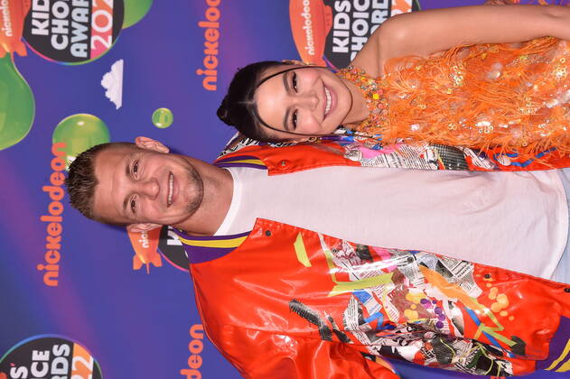 SANTA MONICA, CA - APRIL 9: Rob Gronkowski and Miranda Cosgrove at the 2022 Nickelodeon Kids Choice Awards at the Barker Hangar in Santa Monica, California on April 9, 2022. Copyright: xJeffreyxMayer JTMPhotosx