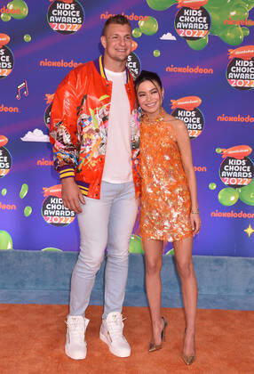 SANTA MONICA, CA - APRIL 9: Rob Gronkowski and Miranda Cosgrove at the 2022 Nickelodeon Kids Choice Awards at the Barker Hangar in Santa Monica, California on April 9, 2022. Copyright: xJeffreyxMayer JTMPhotosx