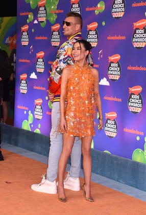 SANTA MONICA, CA - APRIL 9: Rob Gronkowski and Miranda Cosgrove at the 2022 Nickelodeon Kids Choice Awards at the Barker Hangar in Santa Monica, California on April 9, 2022. Copyright: xJeffreyxMayer JTMPhotosx