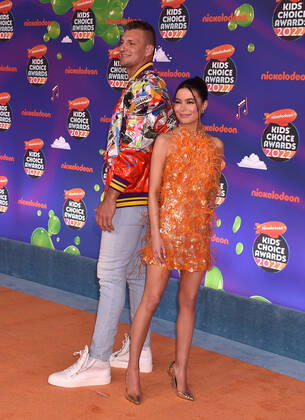 SANTA MONICA, CA - APRIL 9: Rob Gronkowski and Miranda Cosgrove at the 2022 Nickelodeon Kids Choice Awards at the Barker Hangar in Santa Monica, California on April 9, 2022. Copyright: xJeffreyxMayer JTMPhotosx