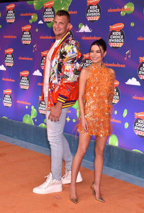 SANTA MONICA, CA - APRIL 9: Rob Gronkowski and Miranda Cosgrove at the 2022 Nickelodeon Kids Choice Awards at the Barker Hangar in Santa Monica, California on April 9, 2022. Copyright: xJeffreyxMayer JTMPhotosx