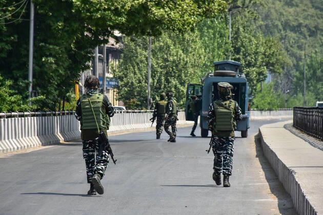 April 10, 2022, Srinagar, India: Paramilitary troopers patrol following the encounter between government forces and militants. A top militant commander was among two militants killed while two cops and a CRPF trooper were injured in a gunfight in Srinagar. Srinagar India - ZUMAs197 20220410_zaa_s197_048 Copyright: xSaqibxMajeedx
