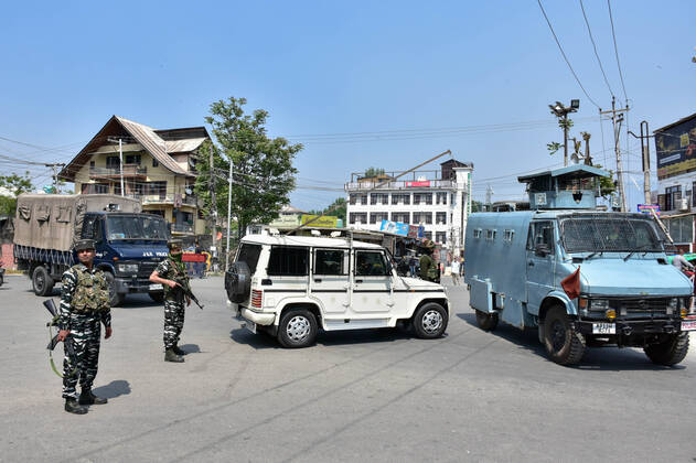 April 10, 2022, Srinagar, India: Paramilitary troopers take position following the encounter between government forces and militants. A top militant commander was among two militants killed while two cops and a CRPF trooper were injured in a gunfight in Srinagar. Srinagar India - ZUMAs197 20220410_zaa_s197_049 Copyright: xSaqibxMajeedx