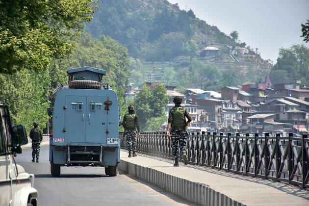 April 10, 2022, Srinagar, India: Paramilitary troopers patrol following the encounter between government forces and militants. A top militant commander was among two militants killed while two cops and a CRPF trooper were injured in a gunfight in Srinagar. Srinagar India - ZUMAs197 20220410_zaa_s197_050 Copyright: xSaqibxMajeedx