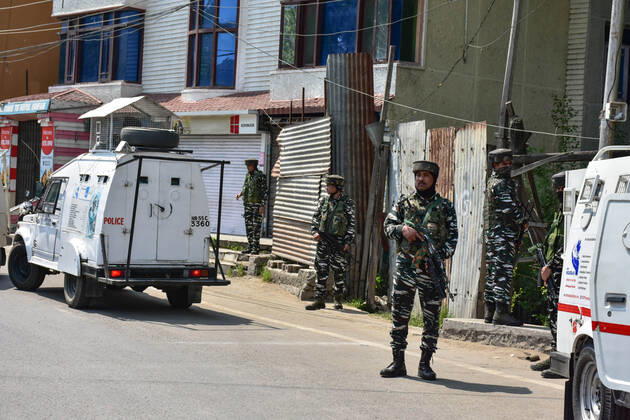 April 10, 2022, Srinagar, India: Paramilitary troopers take position following the encounter between government forces and militants. A top militant commander was among two militants killed while two cops and a CRPF trooper were injured in a gunfight in Srinagar. Srinagar India - ZUMAs197 20220410_zaa_s197_052 Copyright: xSaqibxMajeedx