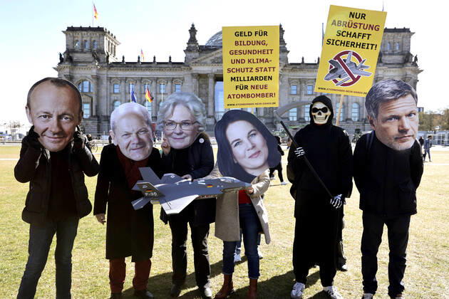 Bilder des Jahres 2022, News 04 April News Themen der Woche KW15 Demonstration der Organisation International Campaign to Abolish Nuclear weapons (ICAN) vor dem Reichstag. ICAN ist gegen die Beschaffung neuer Trägersysteme, wie z.B. das Kampfflugzeug F-35, für die US-Atomwaffen in Deutschland. Die Demonstration laeuft unter dem Motto ãAtombomber, Nein DankeÒ. DEU, Berlin, 11.04.2022