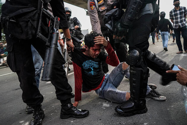 Bilder des Jahres 2022, News 04 April News Themen der Woche KW15 News Bilder des Tages April 11, 2022, Makassar, South Sulawesi, Indonesia: A student was bleeding from his head after being arrested by Brimob officers from the South Sulawesi regional police, following clashes between police and demonstrators in Makassar. The demonstrators initially took action against the postponement of the presidential election, and asked for economic recovery in Indonesia, but eventually clashed with police officers in front of the DPRD of South Sulawesi to Jalan AP Pettarani Makassar. Makassar Indonesia - ZUMAb223 20220411_zip_b223_001 Copyright: xHerwinxBaharx