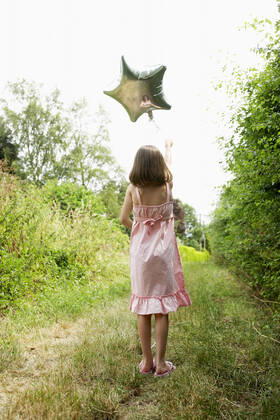 IMAGO Creative: Gesellschaft, Schule, Schulanfang Little Girl With Balloon In Park, model released, , property released, , 9911876.jpg, Escapism, Playing, Garden, Countryside, Rear View, Caucasian, Backyard, Outside, Dreams, Hedge, Releasing, Silver, Summer Dress, Lane, Star, Shaped, Rural, Balloon, London, Outdoors, Day, Standing, Casual, Recreation, Elementary, Child, Childhood, Children, Girl, Summer, Dress, Holding, One, Person, Party, Shiny, Innocence, Helium, Adorable, Brunette, Brunet, Leisure, Kid, Lifestyle,