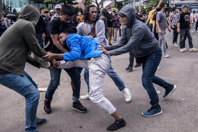 April 11, 2022, Palembang, South Sumatra, Indonesia: Students demonstrate against the addition of the presidential mandate in Palembang on Monday, April 11, 2022. Palembang Indonesia - ZUMAp194 20220411_zip_p194_007 Copyright: xSigitxPrasetyax
