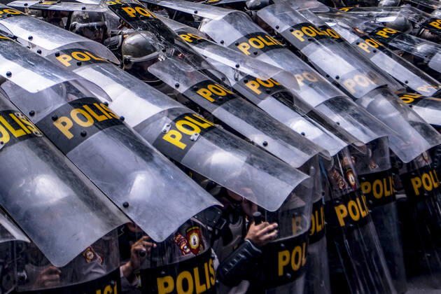 April 11, 2022, Palembang, South Sumatra, Indonesia: Police guarding student demonstrations refuse to take steps to increase Indonesia s presidential mandate in Palembang. Palembang Indonesia - ZUMAp194 20220411_zip_p194_004 Copyright: xSigitxPrasetyax
