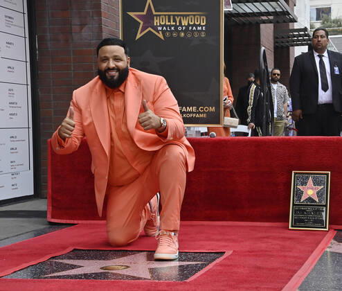 Bilder des Jahres 2022, Entertainment 04 April Entertainment Themen der Woche KW15 Entertainment Bilder des Tages DJ Khaled gives thumbs up during an unveiling ceremony honoring him with the 2,719th star on the Hollywood Walk of Fame on Monday, April 11, 2022 in Los Angeles.  LAP2022041117 JIMxRUYMEN