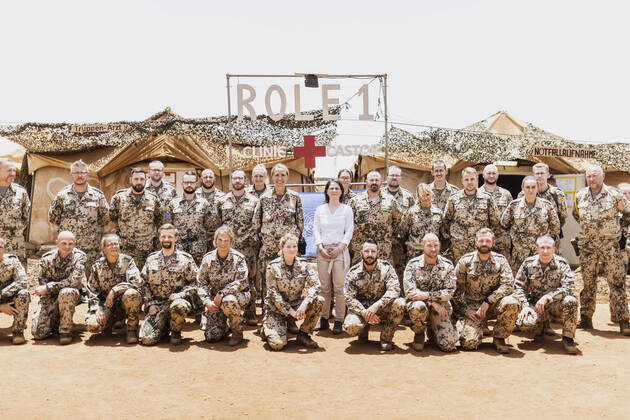 Bilder des Jahres 2022, News 04 April News Themen der Woche KW15 News Bilder des Tages Annalena Baerbock (Buendnis 90 Die Gruenen), Bundesaussenministerin, aufgenommen beim Sanitaetsstation Role 1 im Camp Castor in Gao, 12.04.2022. Aussenministerin Baerbock reist nach Mali und Niger, um sich ein Bild ueber sich Sicherheitslage und der politischen Lage zu machen. Gao Mali Copyright: xFlorianxGaertnerx