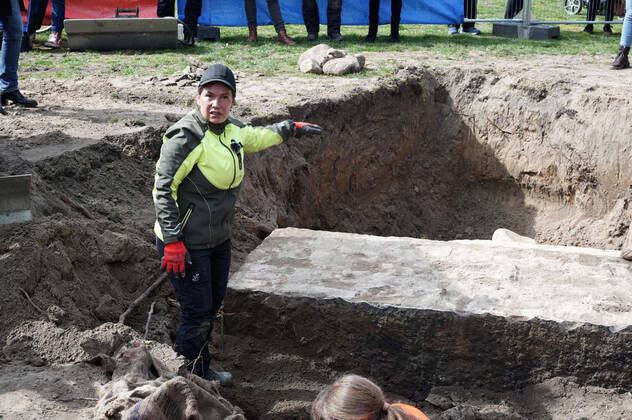 Bilder des Jahres 2022, News 04 April News Themen der Woche KW15 News Bilder des Tages Claudia M. Melisch, Archäologin und wissenschaftliche Grabungsleiterin, an der Fundstelle. Der Weiße Stier vom Humboldthain war eine überlebensgroße Marmorskulptur, die der Rixdorfer Künstler Professor Ernst Moritz Geyger (1861 bis1941) im Jahr 1901 erschaffen hat. Die rund 4 Meter lange und etwa 2,5 Meter hohe, stark naturalistisch gestaltete Stierskulptur wurde auf einem kleinen Hügel vor der Großen Wiese im Berliner Humboldthain aufgestellt und avancierte schnell zu einem beliebten Treffpunkt. Über den Verbleib des Stieres, der 1945 in den letzten Kriegstagen zerstört worden war, war nichts bekannt. Der Verein Berliner Unterwelten recherchierte und fand die Reste der Skulptur im Humboldthain. Berlin, 12.04.2022