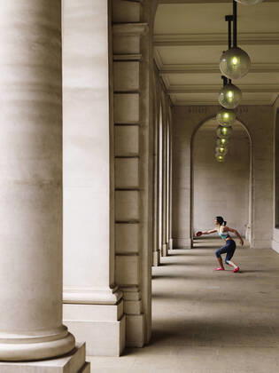 IMAGO Creative: 2022 Sport Favoriten IMAGO Creative: Sport in der Stadt Female Athlete Throwing Discus In Portico, model released, , 10019232.jpg, 2012, 20s, Action, Adult, Arch, Architecture, Athlete, Athletic, Caucasian, Challenge, City, Column, Compete, Competitive, Day, Determination, Determined, Discus, Effort, Energy, Fast, Fitness, Full Length, Hanging, Lamp, Light, London, Olympics, One, Outdoors, Person, Portico, Position, Power, Practicing, Profile, Ready, Side View, Skill, Speed, Sport, Sportswear, Standing, Strength, Strong, Throwing, Training, Vertical, Woman, Young,
