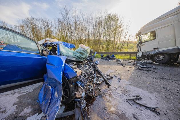 News Bilder des Tages PKW kracht frontal in LKW - Fahrer stirbt noch im Fahrzeug. Feuerwehr kann nur noch den toten bergen 13.04.2022: Am frühen Abend des 13.04.2022 kam es gegen 17:20Uhr zu einem tödlichen Verkehrsunfall auf der L1100 bei Ludwigsburg. Die Umstände sind aktuell noch unklar, weshalb der LKW mit dem PKW zwischen Poppenweiler und Neckarweihingen frontal zusammengestoßen ist. In dem Hybrid-PKW war der Fahrer schwerst eingeklemmt. Er verstarb noch währen den anlaufenden Rettungsmaßnahmen der Feuerwehr in seinem Fahrzeug. Aktuell ist die L1100 wegen den Bergungsarbeiten derzeit noch gesperrt. Die Sperrung wird auch noch einige Zeit andauern. Im Einsatz neben der Polizei mit mehreren Streifen, waren Notfallsanitäter mit Rettungsfahrzeugen sowie Notärzt
