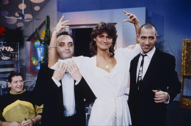 BANANAS Bananas, WDR Musik- und Comedy Show, mit dabei Trio, deutsche Band, hier ein Bild mit Stephan Remmler und Peter Behrens, rechts hinten: Schauspieler Diether Krebs, Deutschland, 1982. Bananas, TV music and comedy show, with Trio, German Band, on the photo: Stephan Remmler and Peter Behrens and right back: actor Diether Krebs, Germany, 1982., Deutschland Copyright: kpa UnitedArchives55041000 EDITORIAL USE ONLY