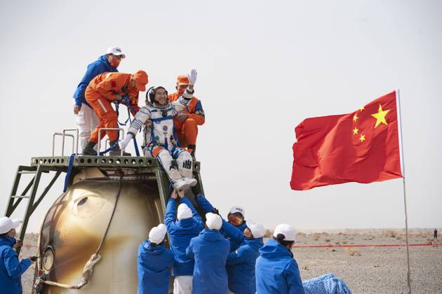 Bilder des Jahres 2022, News 04 April News Themen der Woche KW15 News Bilder des Tages (220416) -- DONGFENG LANDING SITE, April 16, 2022 -- Astronaut Zhai Zhigang is out of the return capsule of the Shenzhou-13 spaceship at the Dongfeng landing site in north China s Inner Mongolia Autonomous Region on April 16, 2022. Three Chinese astronauts, the second team sent to orbit for space station construction, have completed their six-month mission and returned to Earth safely on Saturday. ) (EyesonSci)CHINA-SHENZHOU-13-RETURN (CN) CaixYang 