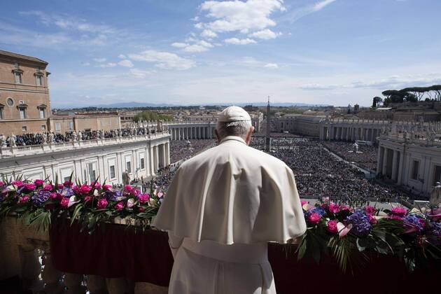 Bilder des Jahres 2022, News 04 April News Themen der Woche KW15 April 17, 2022, Vatican City, Vatican City: This handout picture made available by Press Office shows Pope Francis during the Easter Mass and Urbi et Orbi blessing in Saint Peter s square, Vatican City, 17 April 2022. ANSA Press Office handout Vatican City Vatican City  - ZUMAa110 20220417_zaf_a110_041 Copyright: xVaticanxMediax