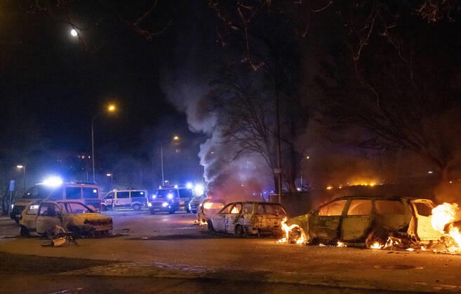 MALMÖ, SWEDEN 20220417 Police on the scene and cars on fire on Von Rosens väg near Rosengardsskolan in Malmo, Sweden, April 18, 2022 At midnight on Monday night, unrest broke out again at Rosengard in Malmö The police went to the scene with a large number of vehicles and fired tear gas to disperse crowds MALMÖ SWEDEN x50090x,  Copyright: xJohanxNilsson TTx UNROLE ROSENGARD MALMÖ