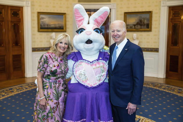 Bilder des Jahres 2022, Entertainment 04 April Entertainment Themen der Woche KW16 News Bilder des Tages April 18, 2022, Washington, DC, United States of America: U.S President Joe Biden and First Lady Jill Biden pose with the Easter Bunny before the start of the annual Easter Egg Roll in the Blue Room of the White House, April 18, 2022 in Washington, D.C. The annual event returned to the White House following a two-year hiatus due to the pandemic. Washington United States of America - ZUMAp138 20220418_zaa_p138_003 Copyright: xAdamxSchultz WhitexHousex