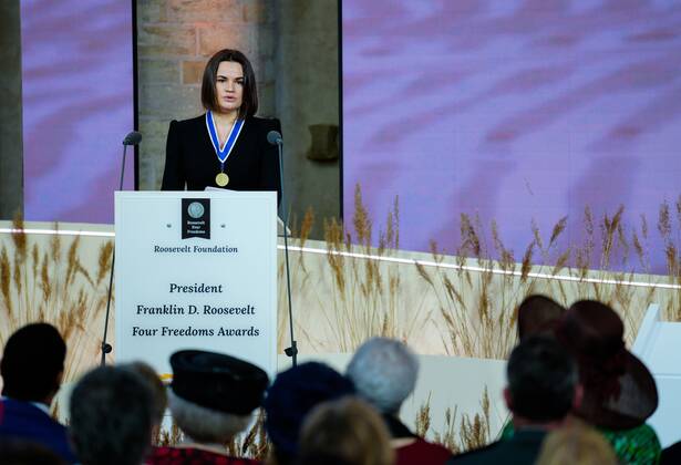 2022-04-21 12:13:35 MIDDELBURG - Sviatlana Tsikhanouskaya, leader of the democratic movement in Belarus, with the International Four Freedoms Award just presented to her. The Four Freedoms Awards are presented each year to men, women and organizations whose efforts and achievements demonstrate a deep commitment to the ideals proclaimed by President Franklin Delano Roosevelt in his historic Four Freedoms speech in 1941. ANP MARCO DE SWART netherlands out - belgium out