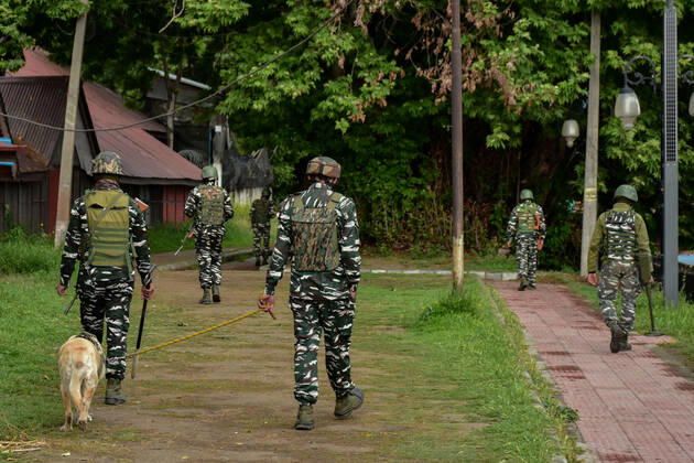April 21, 2022, Srinagar, India: Paramilitary troopers patrol along the street on a cloudy day. The weather remained inclement with rain and thunder in Kashmir valley as the Met Department forecast freaky weather with rain, thunder, and gusty winds during the next 24 hours. Srinagar India - ZUMAs197 20220421_zab_s197_058 Copyright: xSaqibxMajeedx