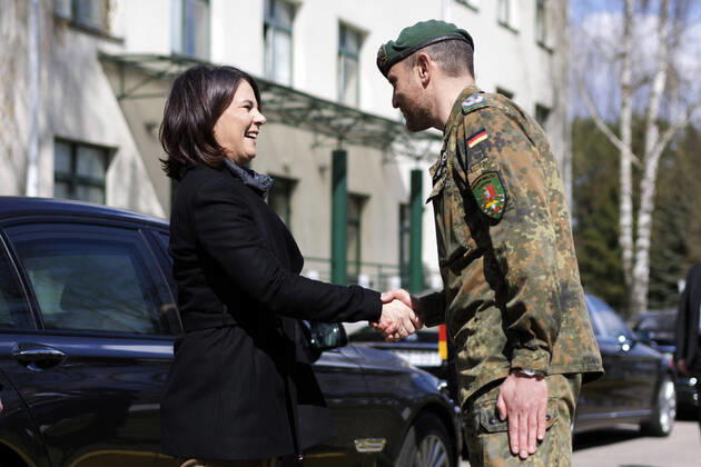 News Themen der Woche KW16 News Bilder des Tages (L-R) Annalena Baerbock (Buendnis 90 Die Gruenen), Bundesaussenministerin, besucht die NATO-Einsatzgruppe Enhanced Forward Presence . Hier aufgenommen bei der Begruessung durch Daniel Andrae, Kommandeur des eFP-Bataillons. Rukla, 22.04.2022. Rukla Lithuania