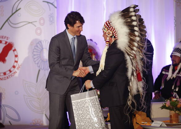 Bilder des Jahres 2022, News 04 April News Themen der Woche KW16 News Bilder des Tages April 22, 2022, WINNIPEG, MANITOBA, CANADA: Prime Minister Justin Trudeau gives a gift to Southern Chiefs Organization Grand Chief Jerry Daniels at a HudsonöÄÃ s Bay Company transfer ceremony in Winnipeg Friday, April 22, 2022. One of the landmark stores formerly run by the HudsonöÄÃ s Bay Company is about to undergo a major transformation in the name of reconciliation with Indigenous people. WINNIPEG CANADA  - ZUMAc35_ 20220422_zaf_c35_027 Copyright: xJohnxWoodsx